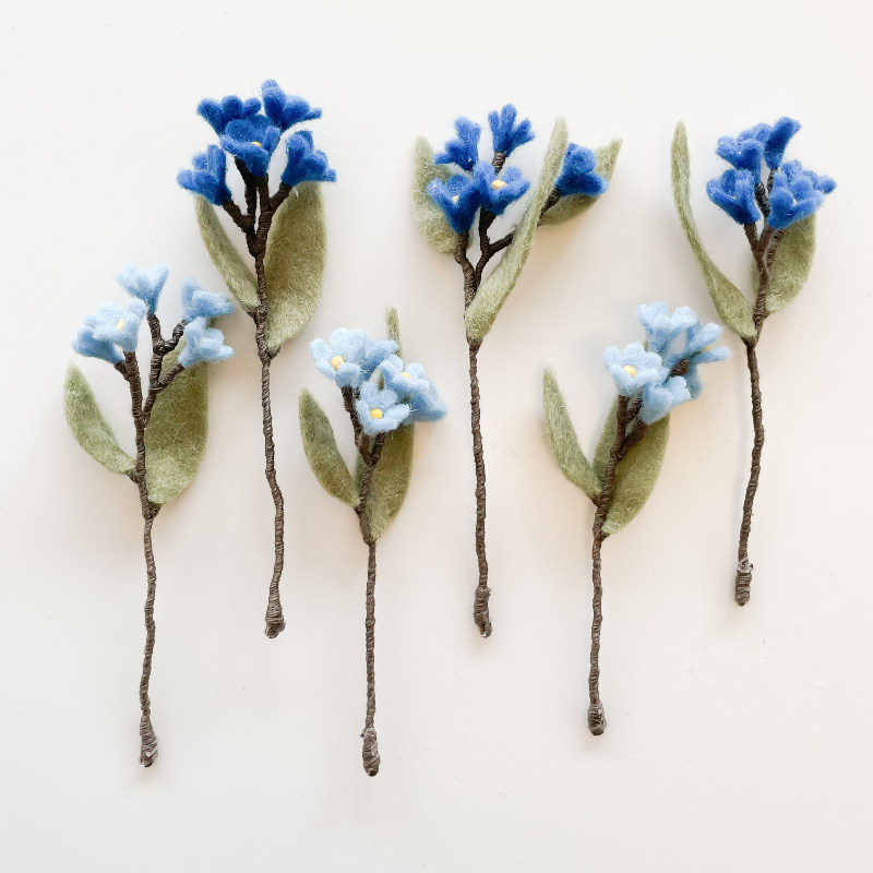 Vergeet-me-nietjes 9 cm lang 2 tinten blauw viltbloemist